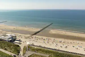 Roompot Kampeerresort Hof Domburg - Blick auf den Strand aus der Vogelperspektive