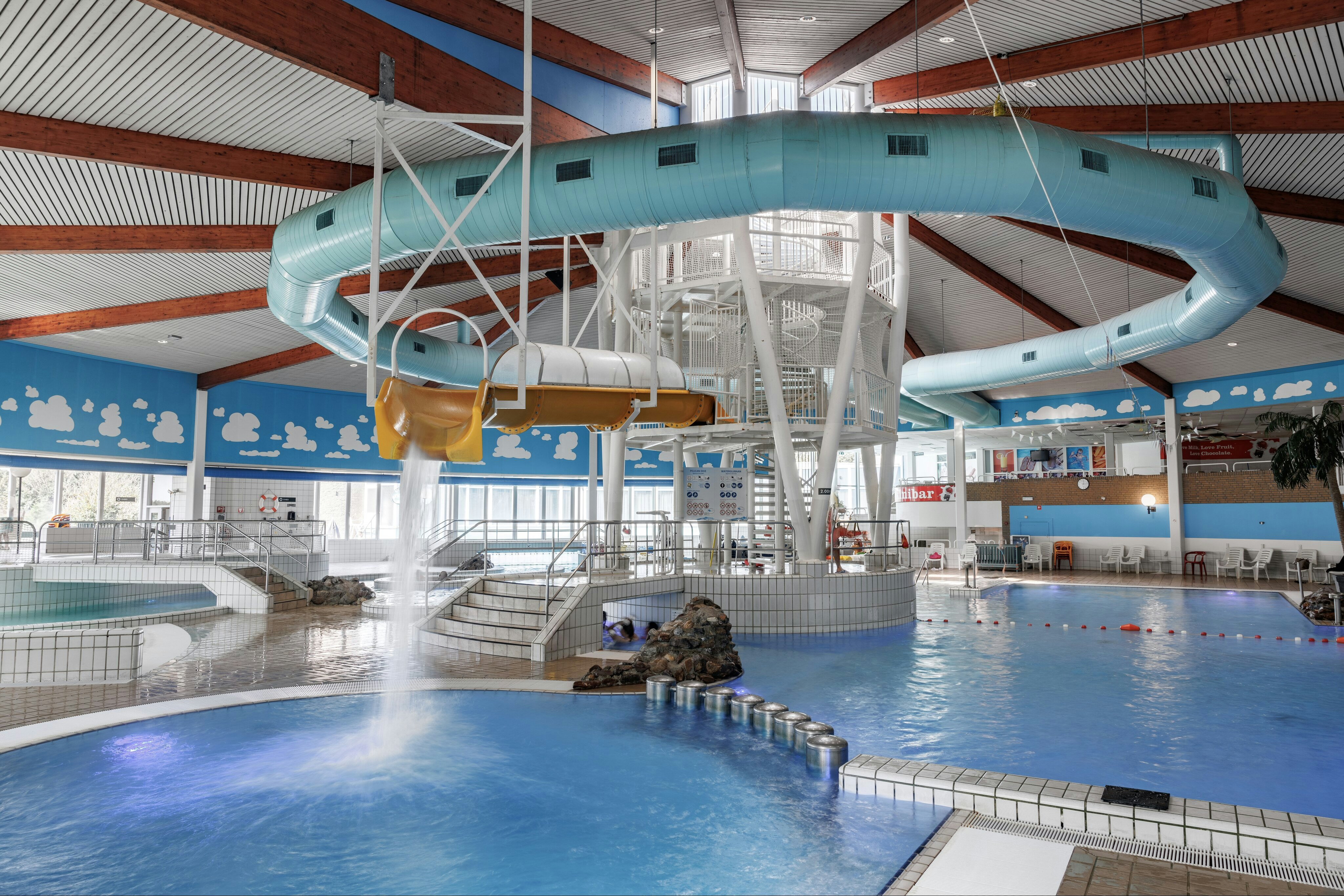 Roompot Kampeerresort Hof Domburg - Hallenbad mit Wasserrutsche auf dem Campingplatz