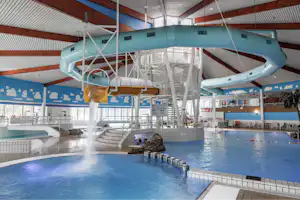 Roompot Kampeerresort Hof Domburg - Hallenbad mit Wasserrutsche auf dem Campingplatz