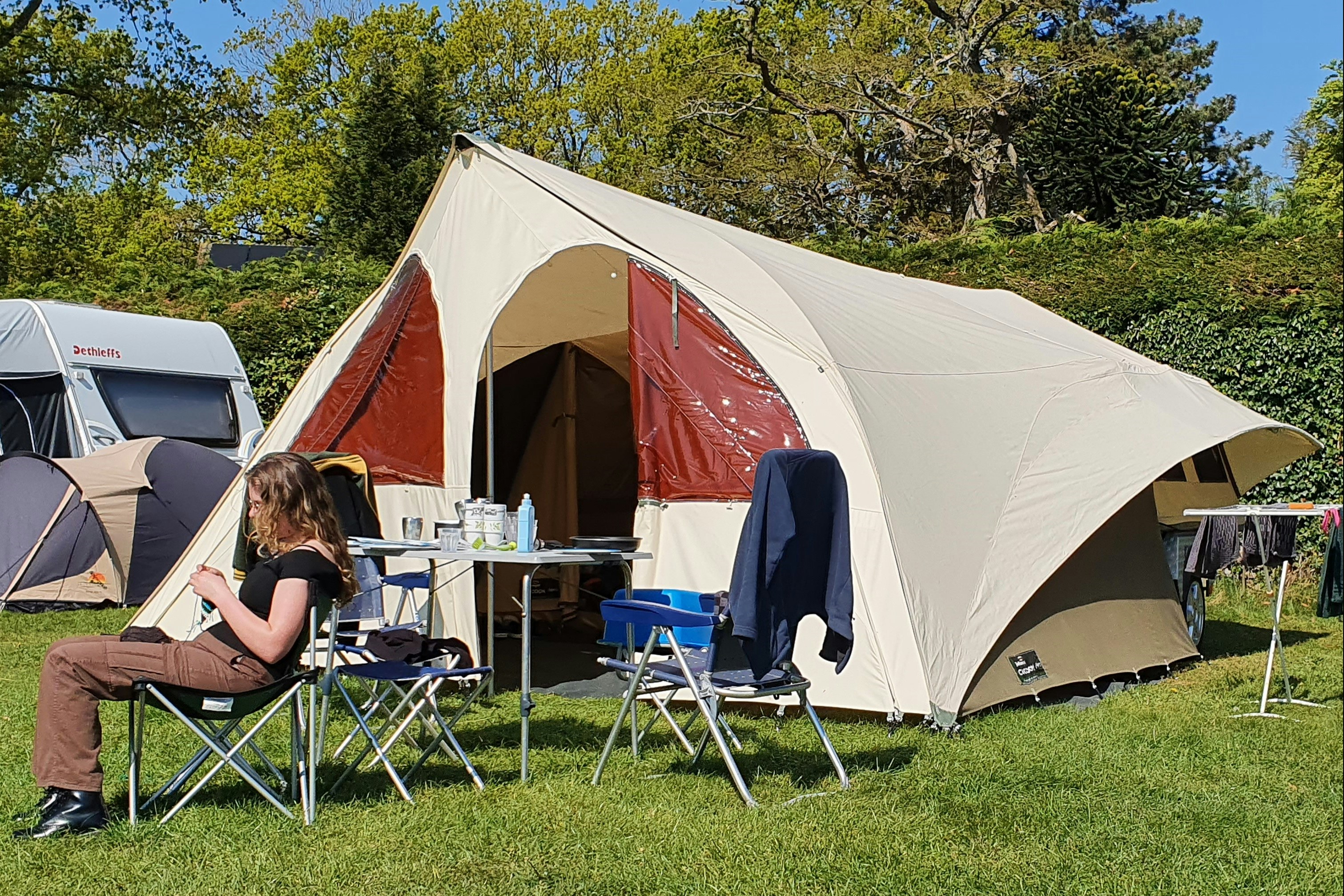 Kampeerterrein Buitenduin - Camperin sitzt vor ihrem Zelt