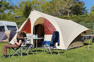 Kampeerterrein Buitenduin - Camperin sitzt vor ihrem Zelt