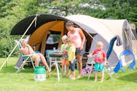 Kampeerterrein Jachthaven Meerwijck  -  Camper am Zelt auf dem Stellplatz vom Campingplatz im Grünen