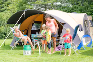 Kampeerterrein Jachthaven Meerwijck - Camper am Zelt auf dem Stellplatz vom Campingplatz im Grünen