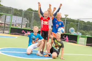 Kampeerterrein Jachthaven Meerwijck - Fußball spielende Kinder auf dem Sportplatz vom Campingplatz