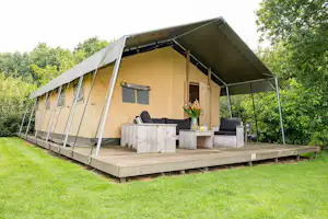 Kampeerterrein Jachthaven Meerwijck - Sitzmöglichkeiten auf der Terrasse vom Mobilheim auf dem Campingplatz