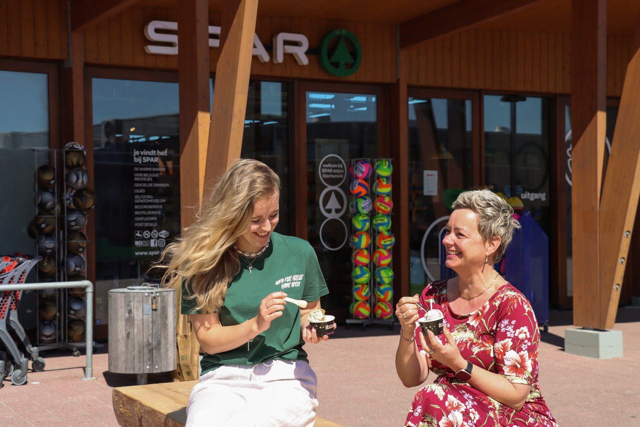 Kampeerterrein Stortemelk - Camperinnen genießen Eiscreme auf dem Campingplatz