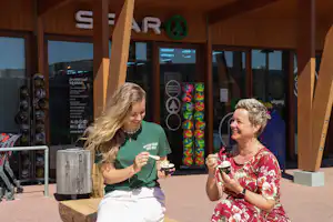Kampeerterrein Stortemelk - Camperinnen genießen Eiscreme auf dem Campingplatz