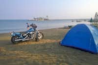 Kamping Pa Emer - Badestrand mit Zelt, Liegestühlen und Sonnenschirmen beim Campingplatz