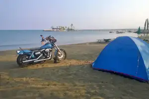 Kamping Pa Emer - Badestrand mit Zelt, Liegestühlen und Sonnenschirmen beim Campingplatz
