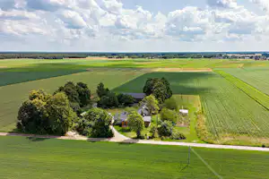 Kampinski Campground and Accommodation - Luftaufnahme des Campingplatzes im Grünen