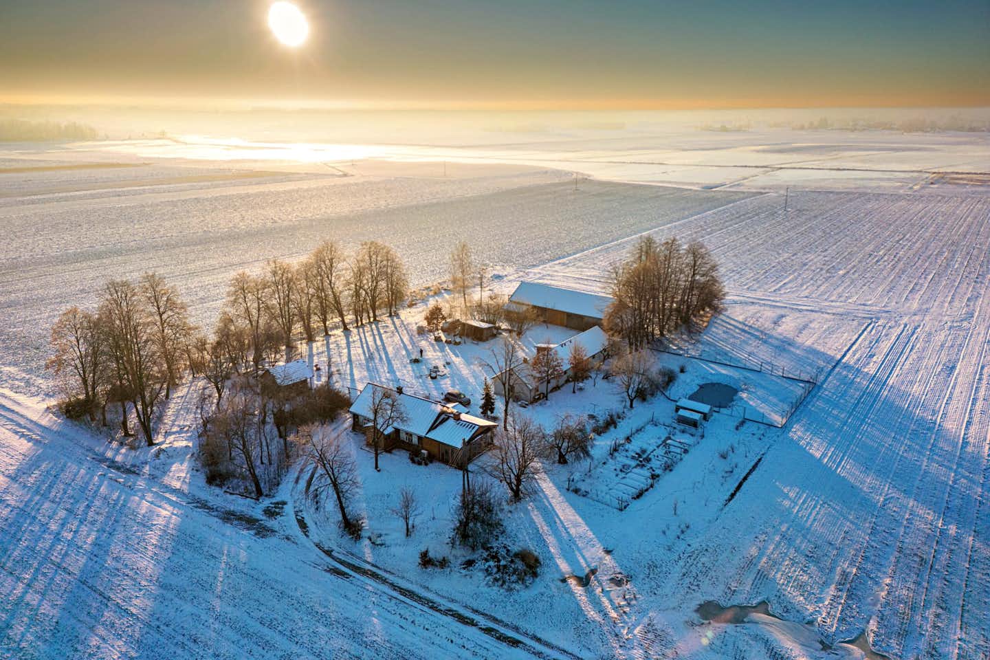 Kampinski Campground and Accommodation - Luftaufnahme des verschneiten Campingplatzes im Winter