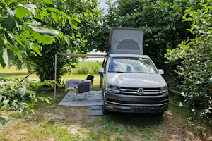 Kampinski Campground and Accommodation - Standplatz umgeben von Bäumen und Büschen