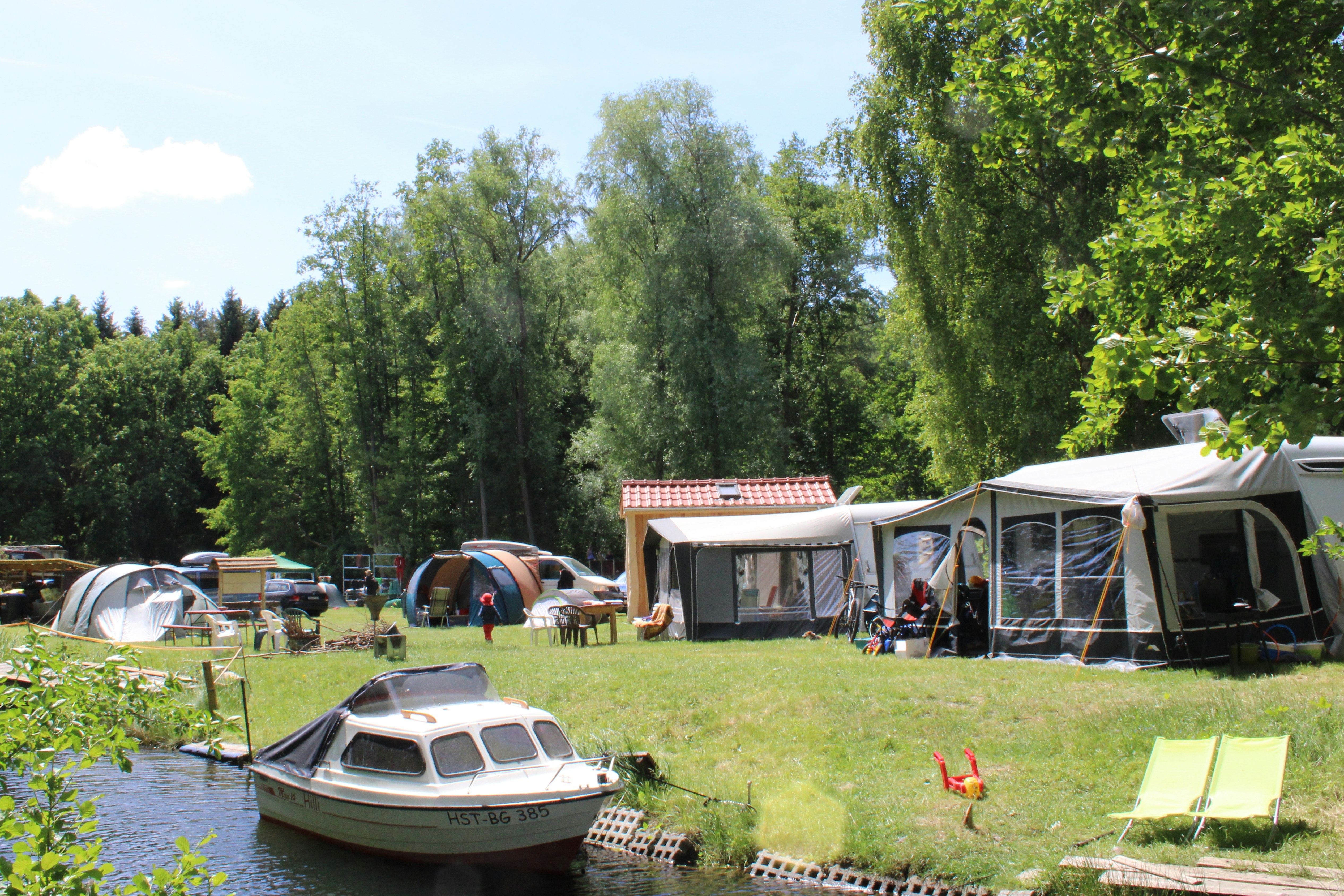 Naturcampingplatz Kanucamp Canow - Standplätze im Grünen auf dem Campingplatz