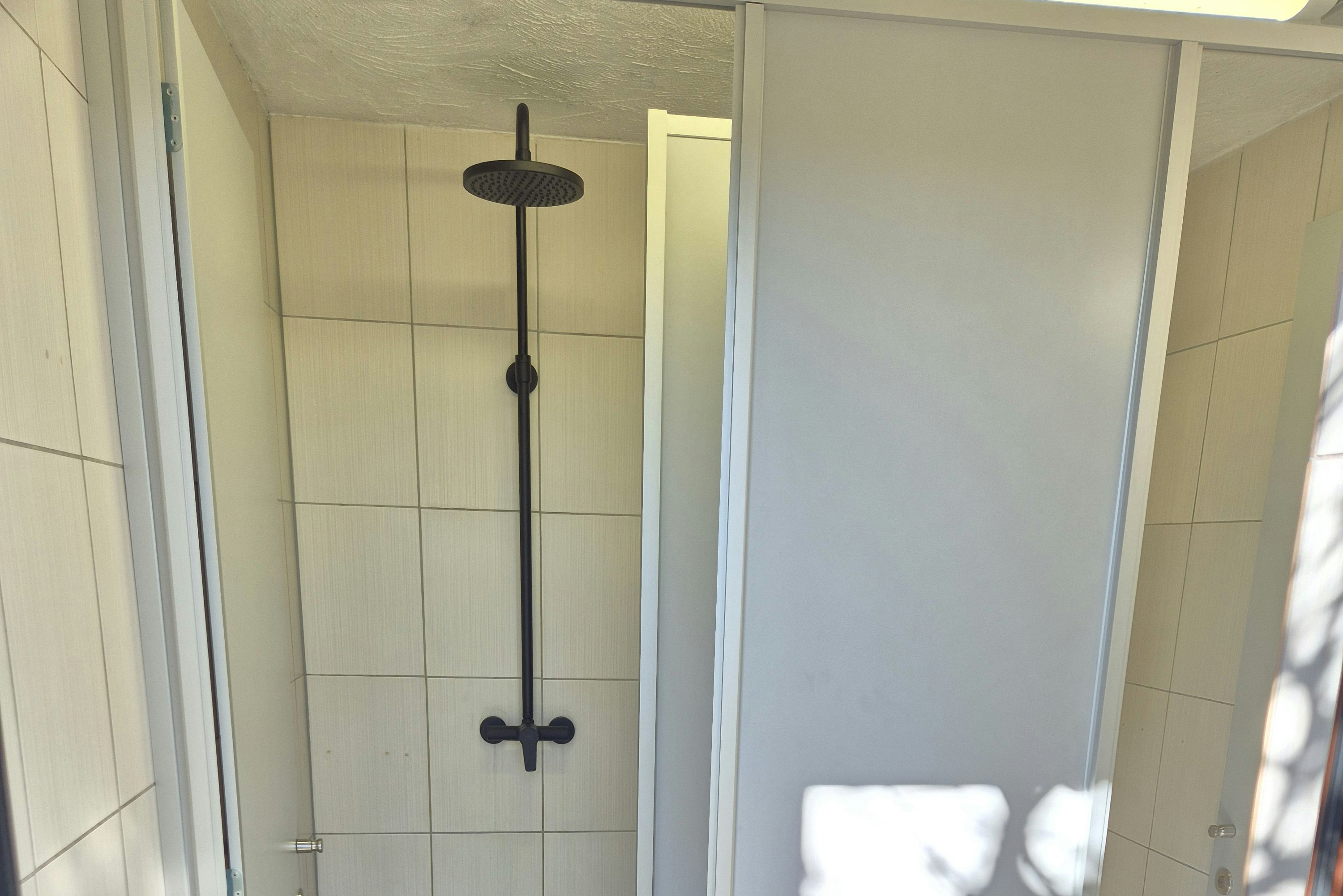 Karkelbeck No 409 - Duschkabine im Sanitärgebäude des Campingplatzes
