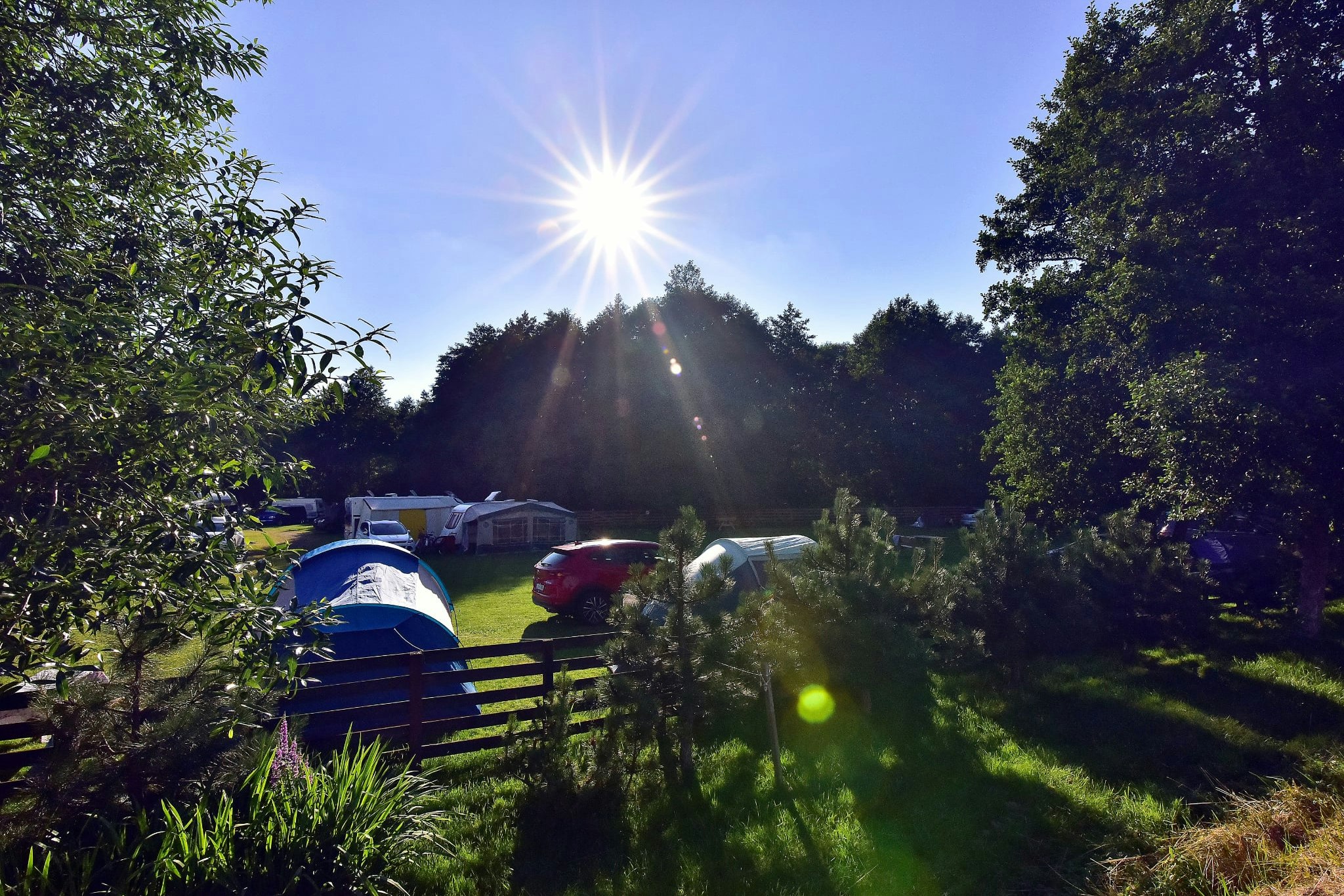 Karkle Camp - Blick auf die Standplätze auf der Wiese