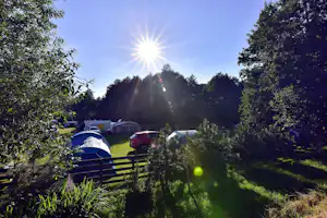 Karkle Camp - Blick auf die Standplätze auf der Wiese