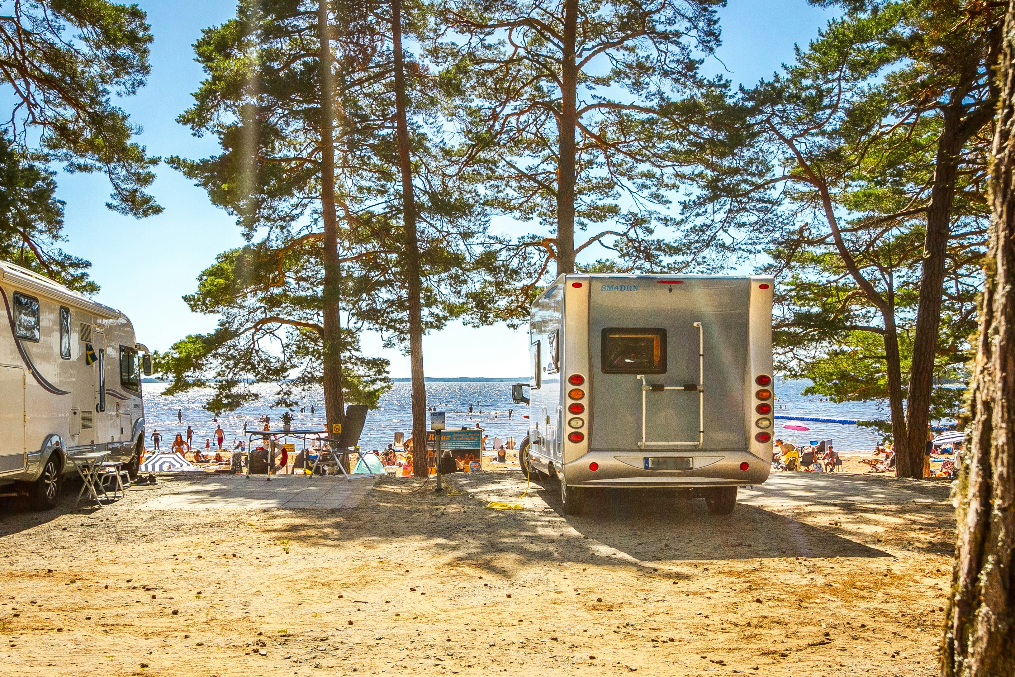Bomstadbaden Camping Karlstad  SweCamp Bomstadbaden Camping Karlstad - Standplätze zwischen den Bäumen auf dem Campingplatz