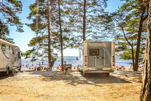 Bomstadbaden Camping Karlstad SweCamp Bomstadbaden Camping Karlstad - Standplätze zwischen den Bäumen auf dem Campingplatz