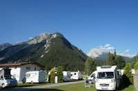 Karwendelcamp Scharnitz  -  Wohnwagen und Wohnmobile auf dem Stellplatz vom Campingplatz mit Bergblick