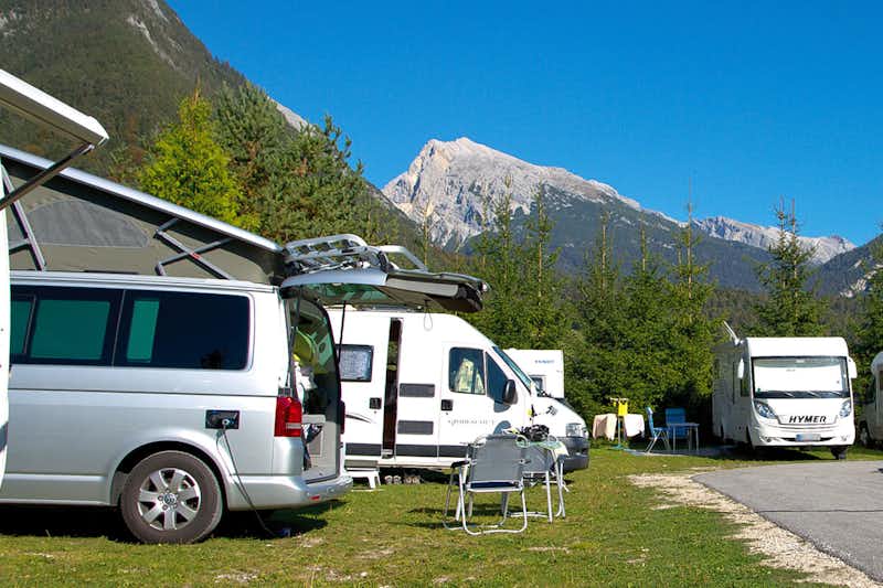 Karwendelcamp Scharnitz - Stellplätze des Campingplatzes mit den Bergen im Hintergrund