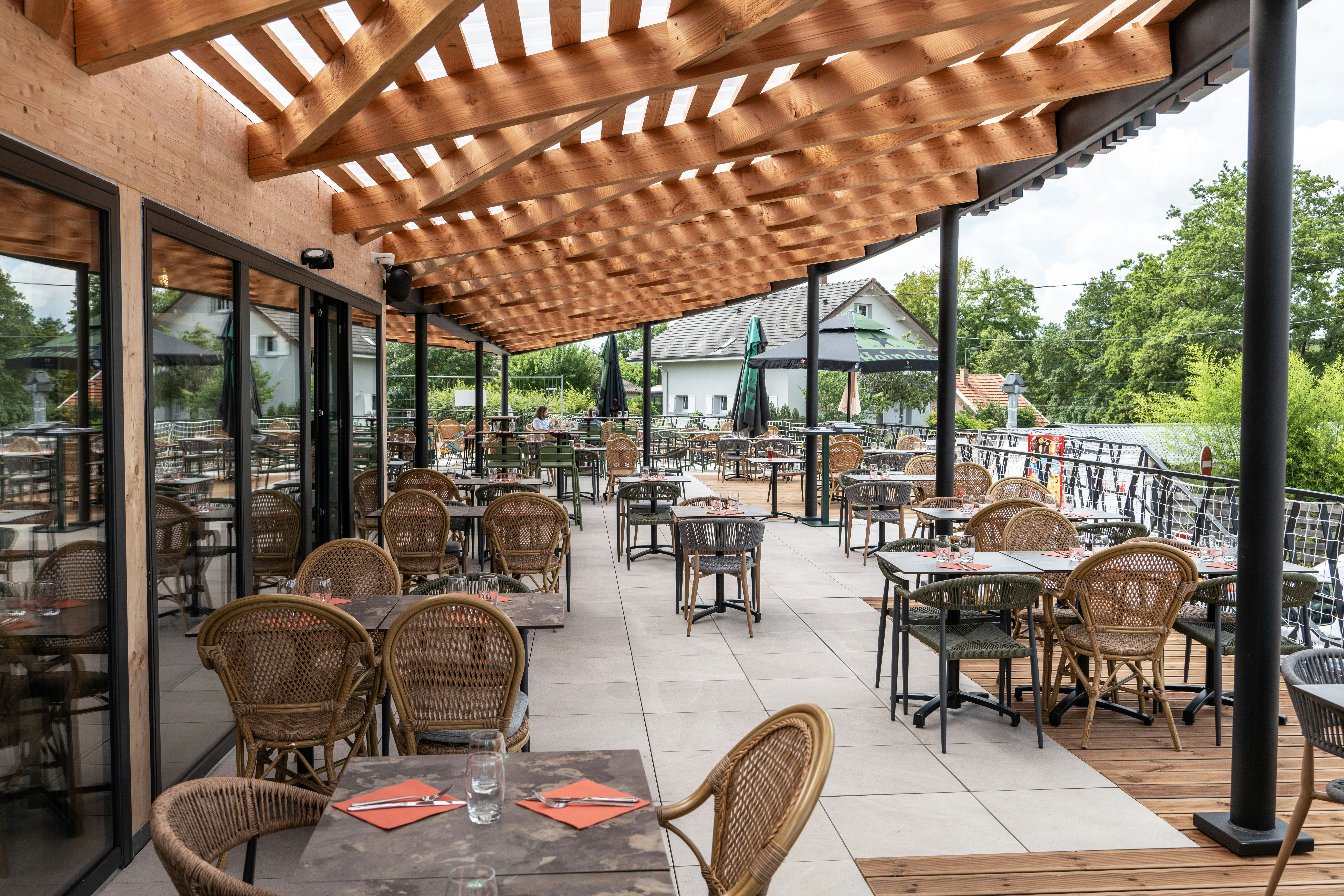 Les Nids Du Lac  Kawan Village Club Lac de Bouzey  - Restaurant mit Terrasse auf dem Campingplatz