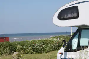 Købingsmark-Strand-Camping - Blick auf das Meer aus dem Wohnwagenstellplatz