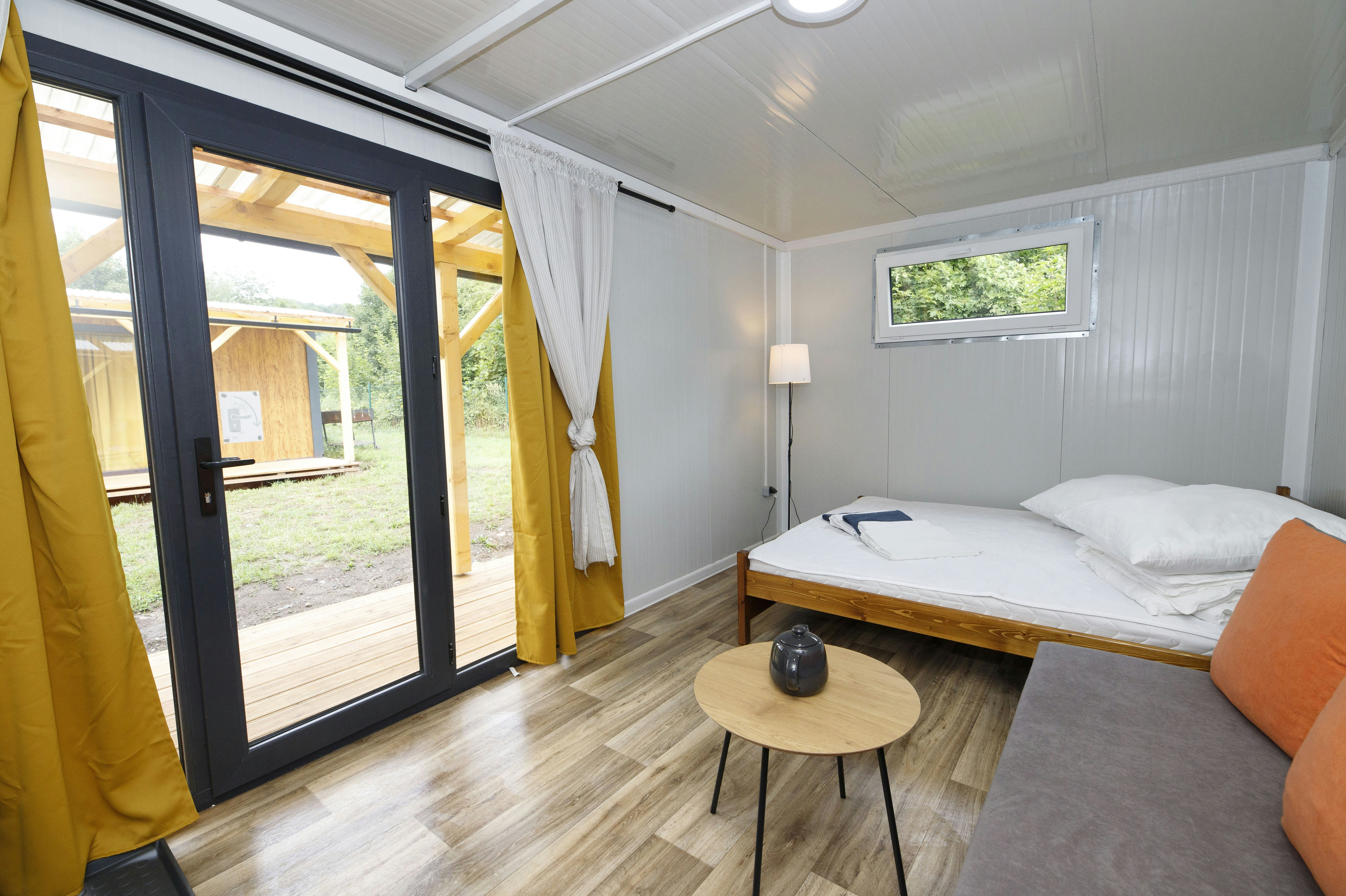 Camp Děčín  Kemp Děčín  - Doppelbett im Schlafzimmer eines Mobilheims