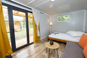 Camp Děčín Kemp Děčín - Doppelbett im Schlafzimmer eines Mobilheims