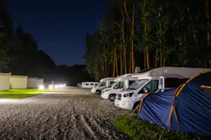 Camp4U - - Wohnmobil- und Wohnwagenstellplätze am Nacht auf dem Campingplatz
