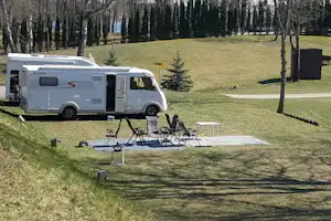 Kempingas Slėnyje - Wohnmobil- und Wohnwagenstellplätze auf der Wiese auf dem Campingplatz