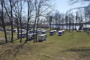 Kempingas Slėnyje - Wohnmobil- und Wohnwagenstellplätze mit Blick auf den See auf dem Campingplatz