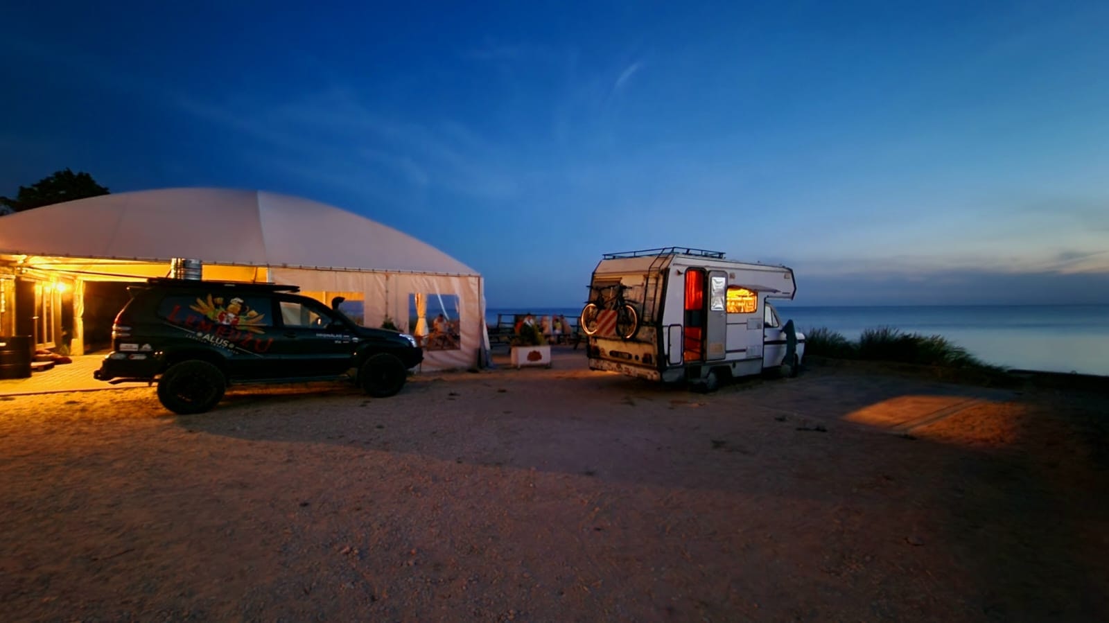 Kempings Jūrasdzeņi - Stellplätze am Abend