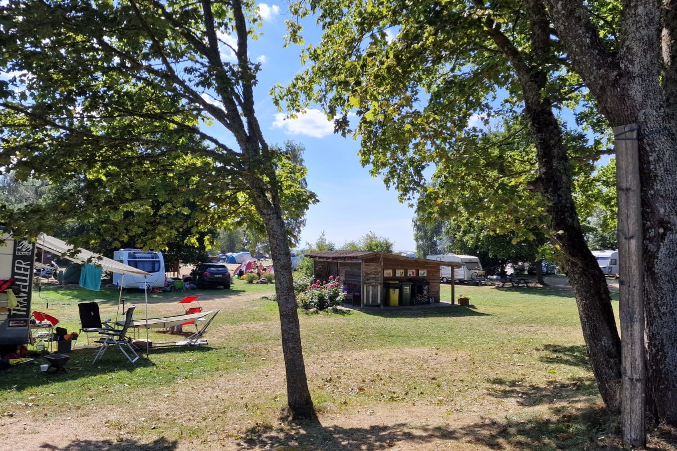 Kempings Jūrasdzeņi - Stellplätze auf der Wiese