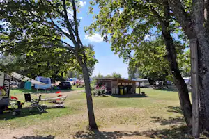 Kempings Jūrasdzeņi - Stellplätze auf der Wiese
