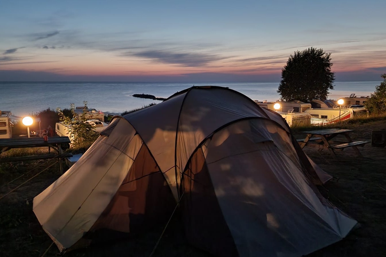 Kempings Jūrasdzeņi - Zeltplätze mit Blick auf das Wasser