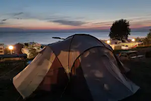 Kempings Jūrasdzeņi - Zeltplätze mit Blick auf das Wasser