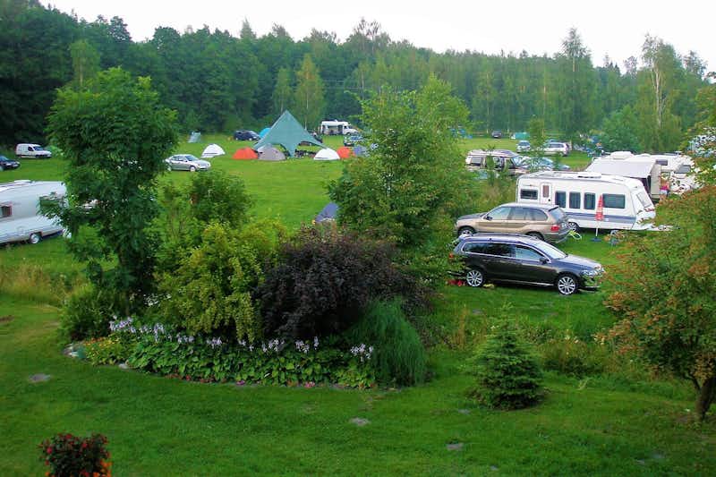 Kempings Lauču Akmens  -  Wohnwagen- und Zeltstellplatz vom Campingplatz auf grüner Wiese