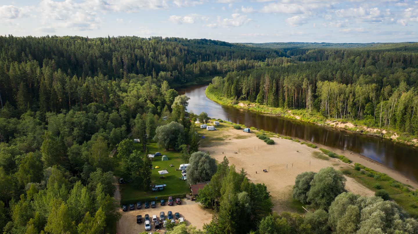 Kempings Žagarkalns - Übersicht auf das gesamte Campingplatz Gelände am Ufer des Flusses