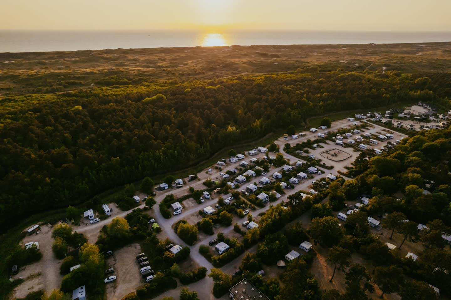 Kennemer Duincamping Bakkum  - Luftaufnahme des Campingplatzes bei Sonnenuntergang