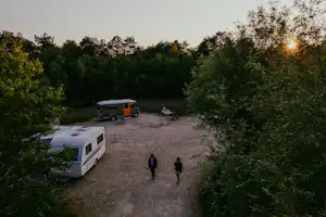 Kennemer Duincamping Bakkum - Blick auf die Stellplätze bei Sonnenuntergang
