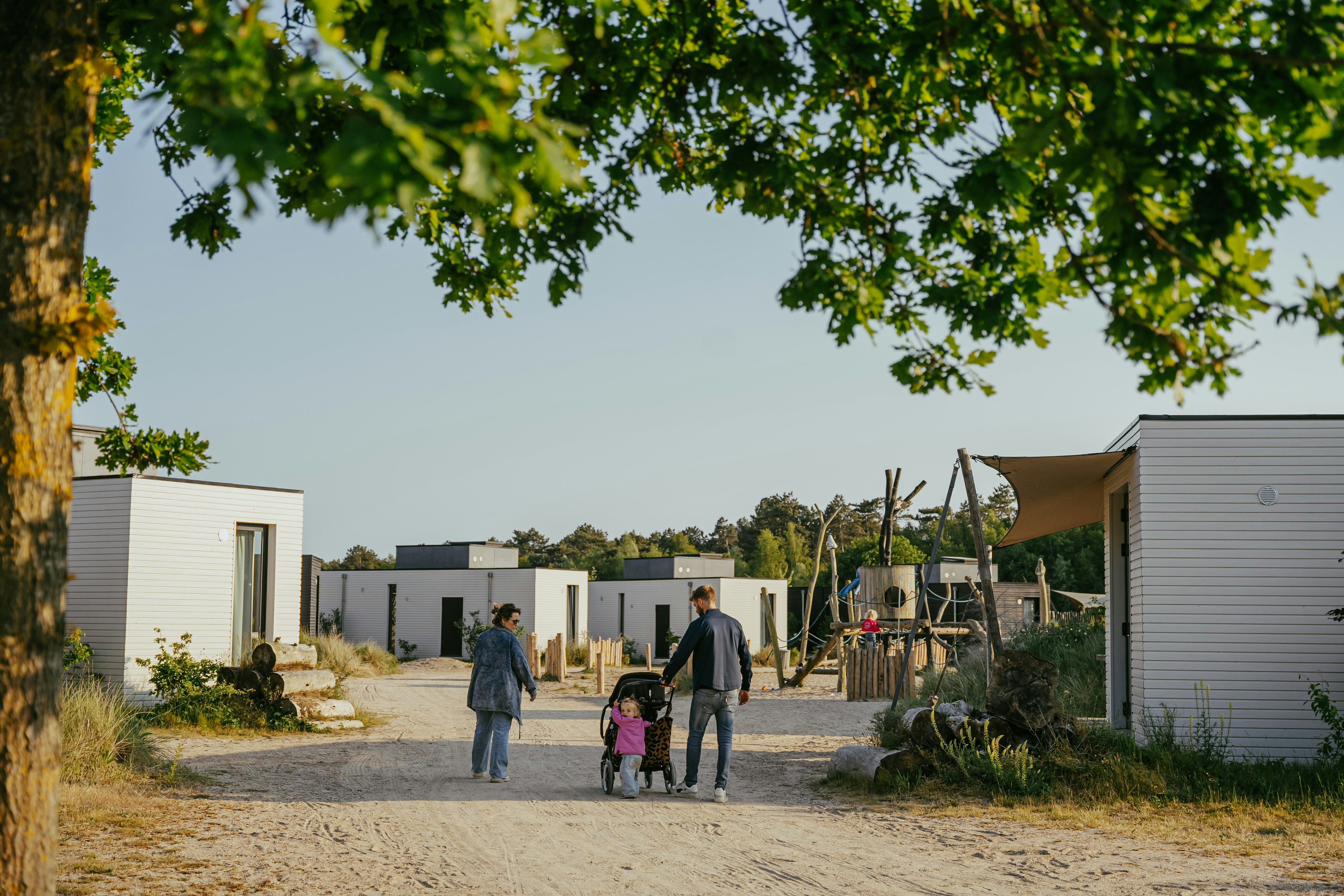 Kennemer Duincamping Bakkum - Familie auf dem Campingplatz