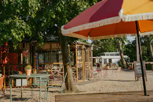 Kennemer Duincamping Bakkum - Restaurant mit Terrasse auf dem Campingplatz