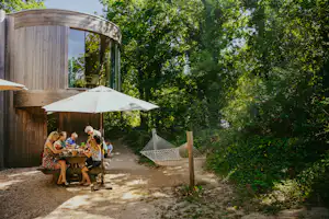 Kennemer Duincamping Geversduin - Baumhaus auf dem Campingplatz