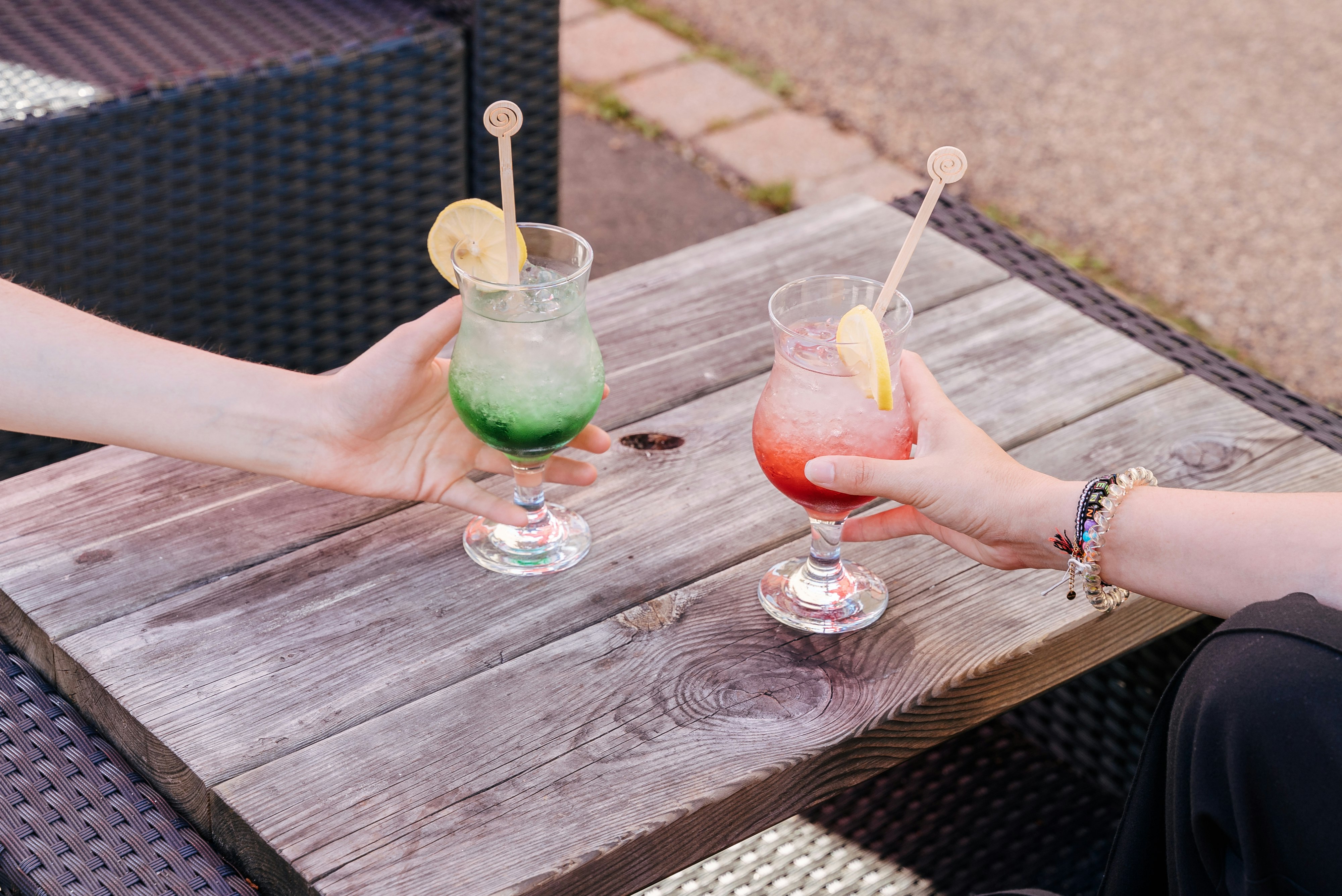 Flower Camping Kerarno - Camperinnen genießen Getränke von der Bar des Campingplatzes