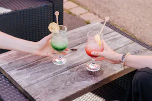 Flower Camping Kerarno - Camperinnen genießen Getränke von der Bar des Campingplatzes