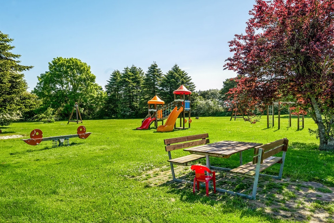Kernelandferien Spielplatz mit Sitzgelegenheiten auf dem Campingplatz