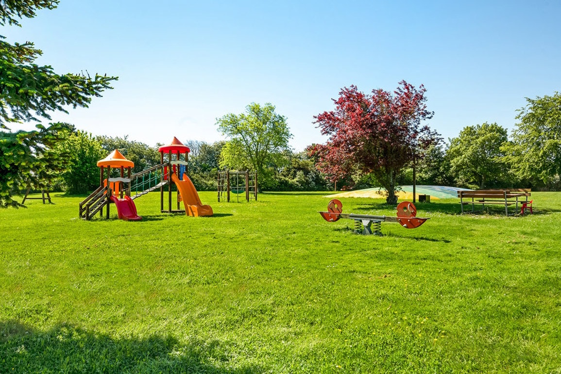 Kernelandferien Spielplatz mit unterschiedlichen Spielgeräten und einem Luftkissen-Trampolin