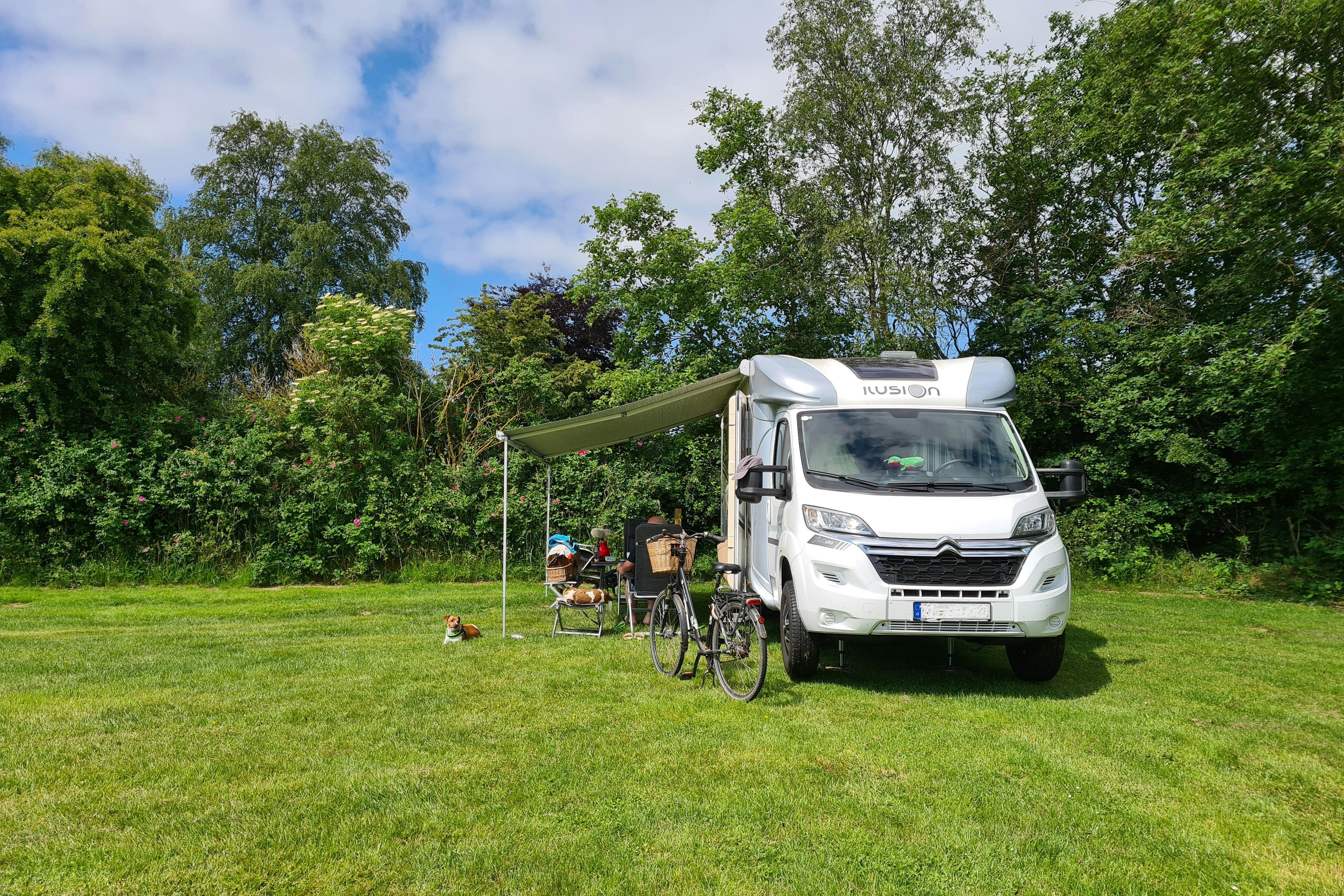 Kernelandferien Standplatz auf der Wiese des Campingplatzes