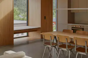 Kinsarvik Camping - Innenansicht eines Mobilheims mit Küche