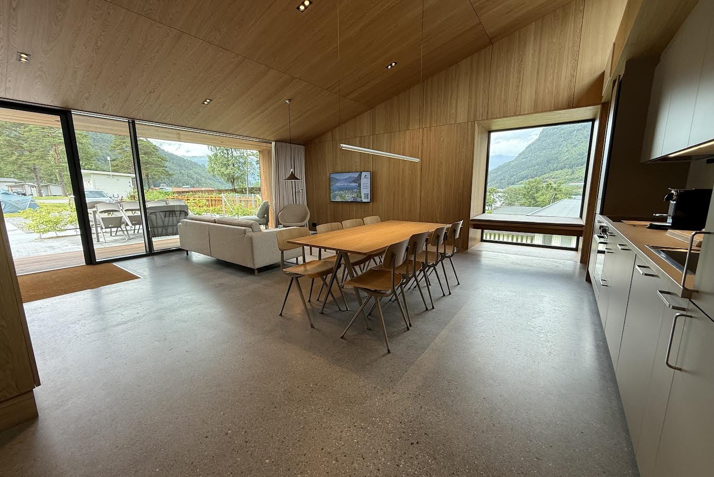 Kinsarvik Camping  - Innenansicht eines Mobilheims mit Küche